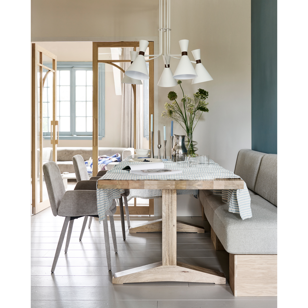 smėlio spalvos valgomojo kėdė