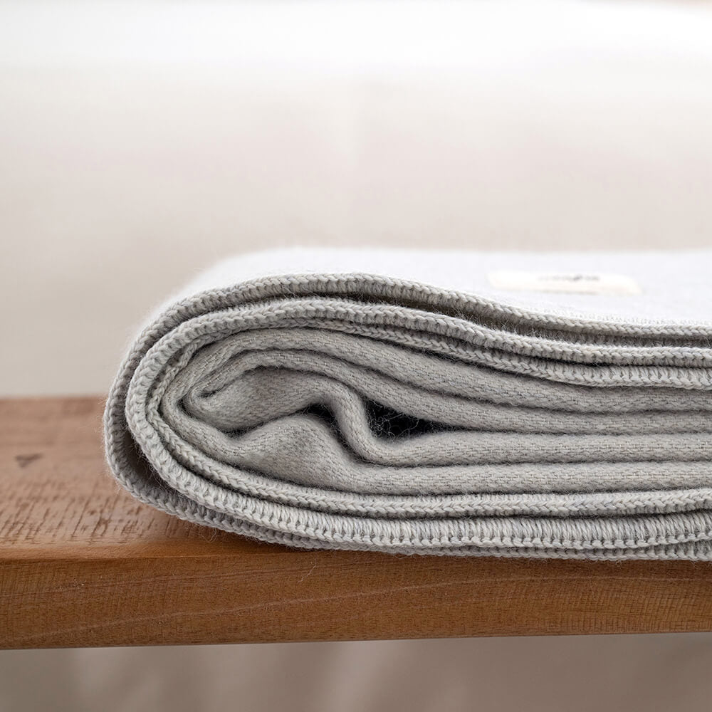 šviesiai pilkas pledas