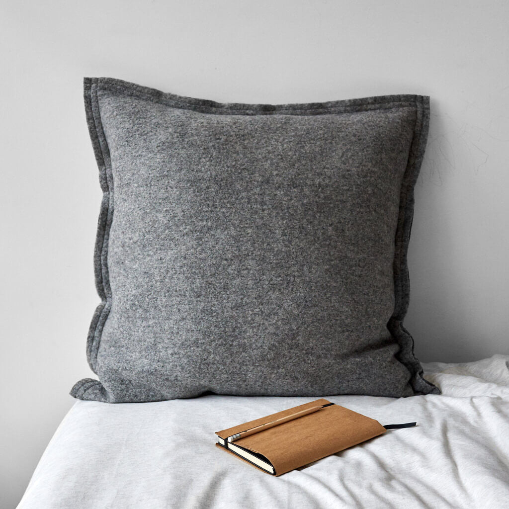 Antracito spalvos pagalvė