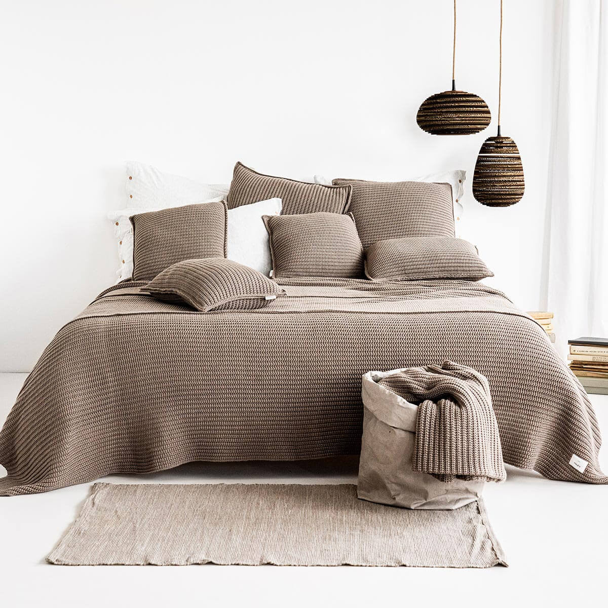 Kavos spalvos pledas ir pagalvės