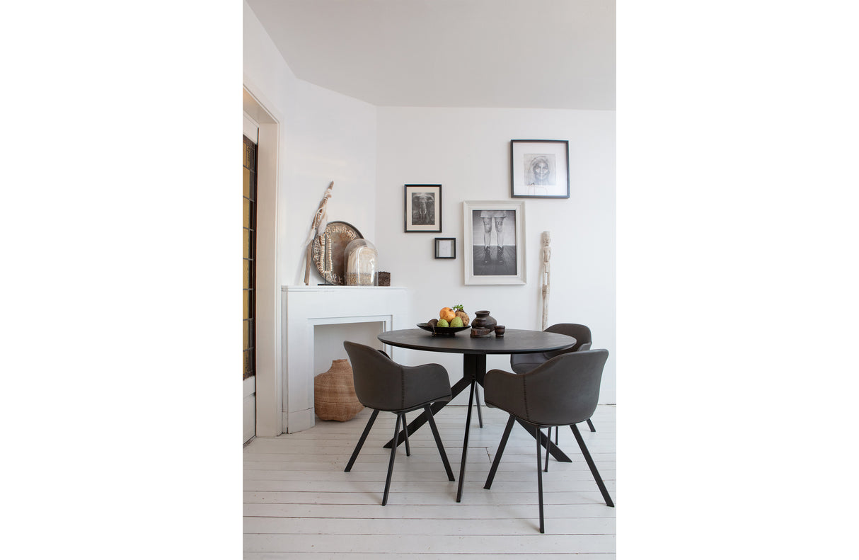 Juodas valgomojo stalas