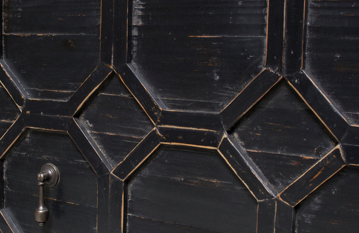 TV spintelė su rytietiškais raštais