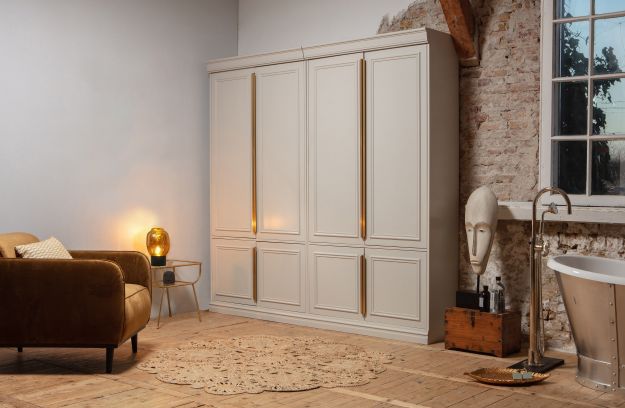 Švielsiai pilka spinta