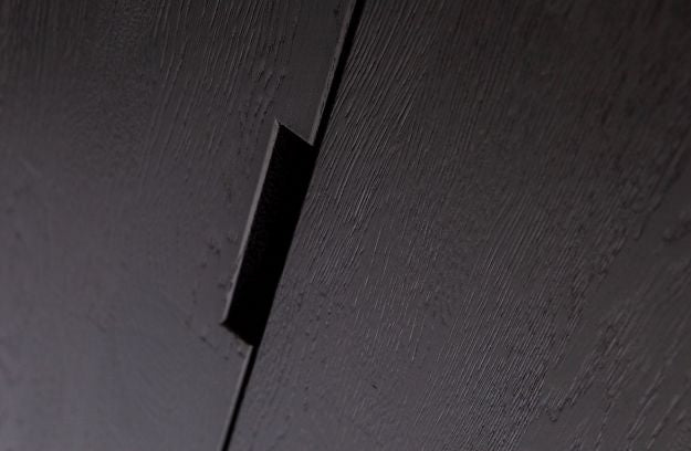 Tamsaus medžio spinta