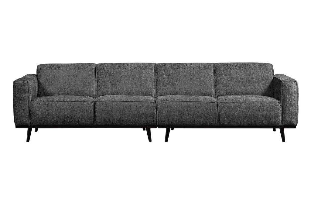 tamsiai pilka sofa
