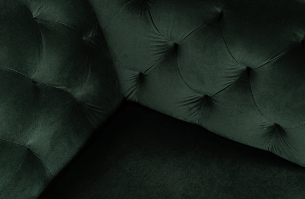 Sodriai žalia sofa