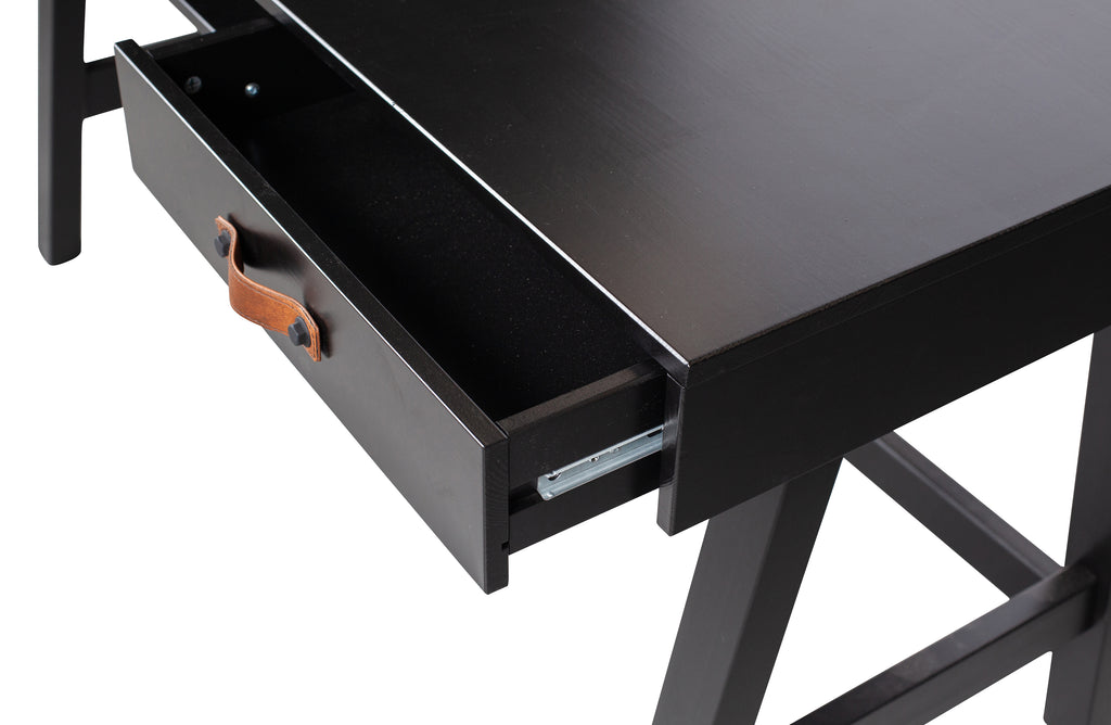 medinis juodas stalas