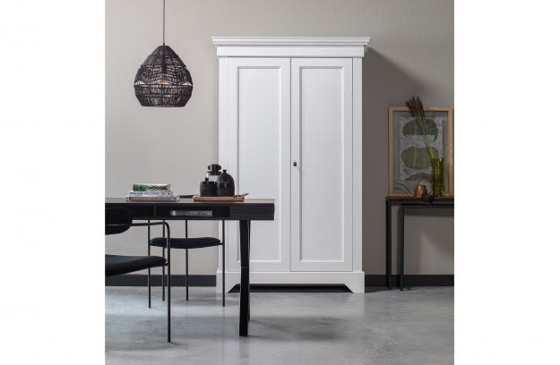 Balta sieninė spinta