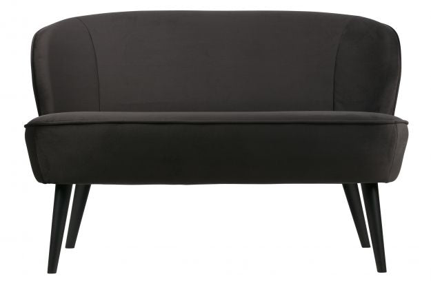 Juoda maža sofa