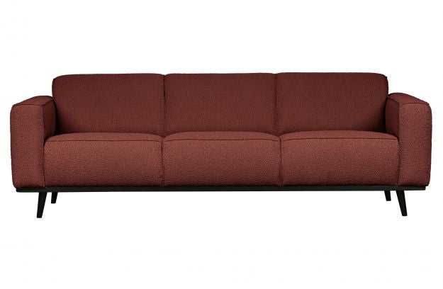 Raudona sofa