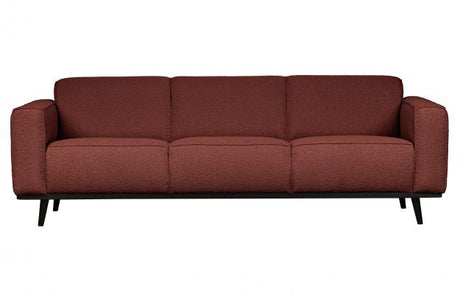 Raudona sofa