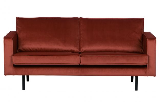 Raudona sofa