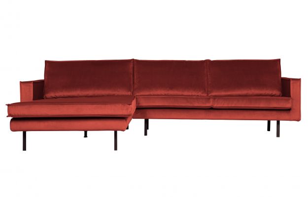 Raudona sofa