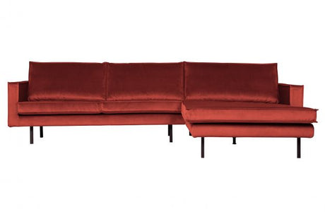 Raudona sofa