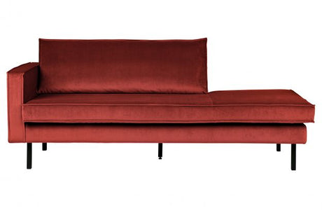 Raudona sofa