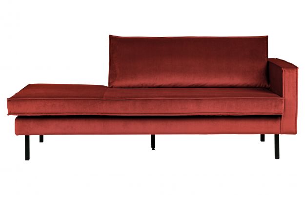 Raudona sofa